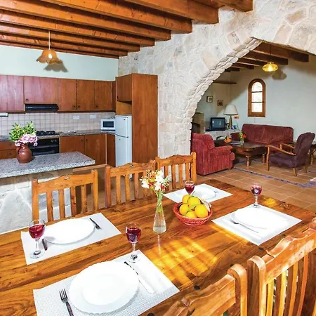 펜션 Amazing In Paphos With 3 Bedrooms, Outdoor Swimming Pool And Swimming Pool *